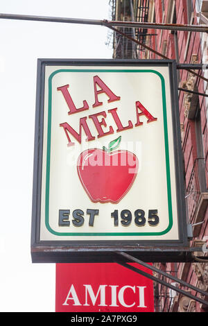 Zeichen für La Mela italienisches Restaurant, Little Italy, New York City, Vereinigte Staaten von Amerika. Stockfoto