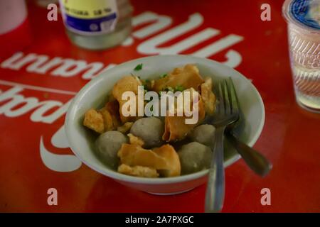 Bakso Cuanki. Frikadelle und fried Wan-tan Suppe in Bandung, West Java. Stockfoto