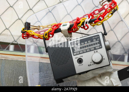 2017 Juni 23. Tokyo Japan. Eine japanische Retro Radio hängen auf dem Motorrad in den öffentlichen Park. Stockfoto