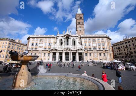 Rom, Italien, 8. APRIL 2012: die Menschen besuchen Sie die berühmte Basilika Santa Maria Maggiore in Rom. Nach offiziellen Angaben Rom von 12,6 Mio. pe besucht wurde Stockfoto