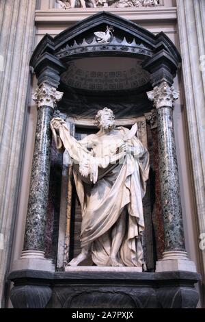 Rom, Italien, 8. APRIL 2012: Innenansicht der Lateranbasilika mit dem Hl. Bartholomäus Statue in Rom. Berühmten barocken Wahrzeichen wurde zuerst im geweihten Stockfoto