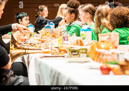 Amsterdam, Niederlande. 04 Nov, 2019. AMSTERDAM, 04-11-2019, Eröffnung Nationaal Schoolontbijt am Koninklijk Concertgebouw in Amsterdam. Credit: Pro Schüsse/Alamy leben Nachrichten Stockfoto