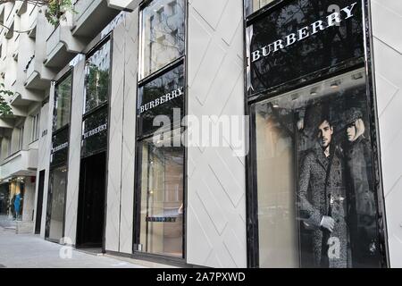 Bukarest, Rumänien - 19. AUGUST 2012: Burberry Fashion Store in Bukarest, Rumänien. Burberry besteht seit 1856 und hat 473 Filialen. Stockfoto