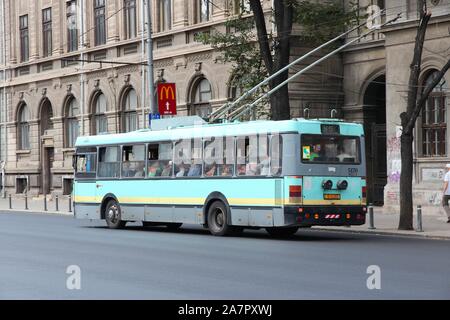 Bukarest, Rumänien - 19 AUGUST, 2012: die Menschen fahren öffentliche Verkehrsmittel electric Trolleybus in Bukarest, Rumänien. 2009 Bukarest wurde im 21. Die meisten Stockfoto