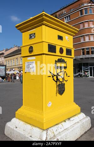 NOVI SAD, Serbien - August 14, 2012: Alte serbische Post Postfach in Novi Sad, Serbien. Serbische Post beschäftigt mehr als 15.000 Mitarbeiter. Stockfoto