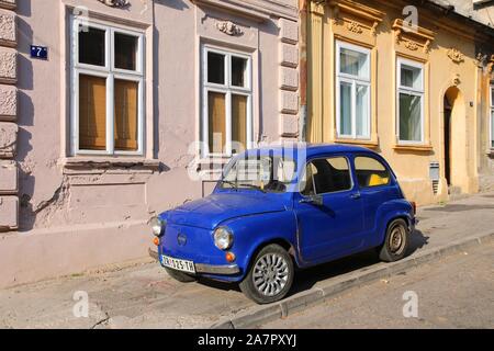 NOVI SAD, Serbien - 14. AUGUST 2012: Zastava 750 Classic oldtimer Kleinwagen Auto in Novi Sad, Serbien geparkt. Es ist ein sehr beliebtes Auto auf Fiat 600, Loca basierend Stockfoto