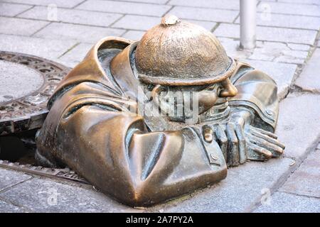 BRATISLAVA, Slowakei - 9. AUGUST 2012: Cumil der Kanalisation Arbeiter Statue in Bratislava, Slowakei. Die kunstwerke offiziell genannten "bei der Arbeit" wurde in 1. Stockfoto