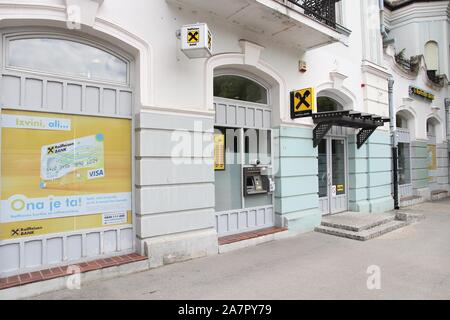 SUBOTICA, Serbien - 12. AUGUST 2012: Raiffeisen Bank Filiale in Subotica, Serbien. Es gibt 30 Commercial Banking Unternehmen in Serbien. Stockfoto