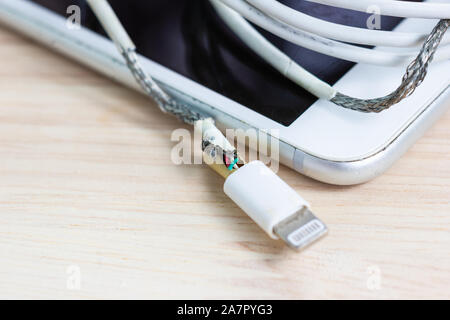 Unsichere Kabel Ladegerät für Mangel an Schäden auf weißem Hintergrund Stockfoto