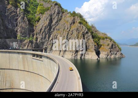 Vidraru Damm am Fluss Arges in Rumänien. Wasserkraftwerk. Stockfoto