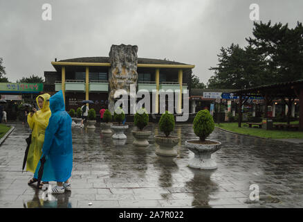 Jeju Island, South Korea, September 08, 2019: Ticket Office und Hauptgebäude von manjanggul Höhle Park an regnerischen Tag mit Besuchern Stockfoto