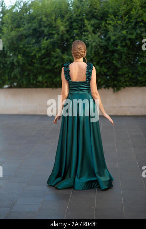 Volle Länge Frau trägt grün Abendkleid Stockfoto