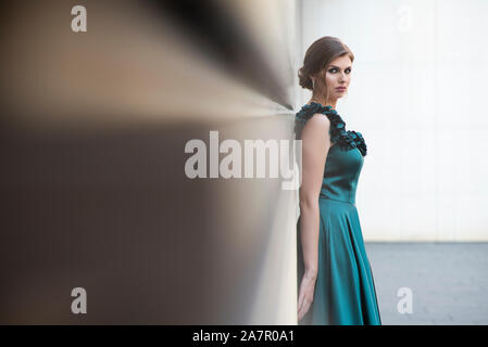 Schöne Frau in Abendkleid an der Kamera im Freien suchen Stockfoto