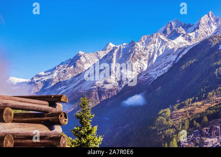 Schweizer Alpen in der Schweiz, Balkon aus Holz und snow Peaks in Zermatt Stockfoto