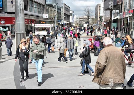 BIRMINGHAM, Großbritannien - 24 April 2013: Leute shop Downtown in Birmingham, UK. Birmingham ist die bevölkerungsreichste britische Stadt außerhalb von London mit 1,07 Millionen Stockfoto