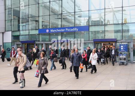 MANCHESTER, Großbritannien - 23 April, 2013: Reisende beeilen am Piccadilly Bahnhof in Manchester, UK. Mehr als 18 Millionen Passagieren der Station im Jahr 2012. Stockfoto