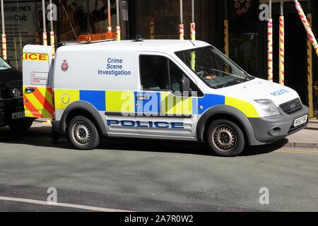 MANCHESTER, Großbritannien - 23 April, 2013: Britische Polizei Crime Scene Investigation Fahrzeug in Manchester, UK geparkt. Das Auto ist Ford Tourneo. Stockfoto