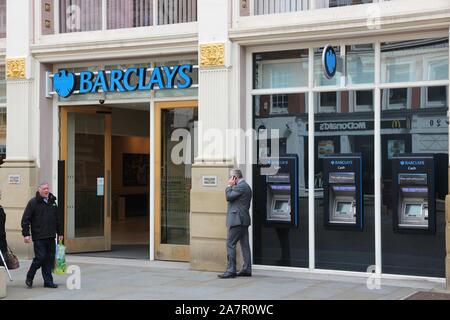 MANCHESTER, Großbritannien - 23 April, 2013: Leute gehen von Barclays Bank Filiale in Manchester, UK. Barclays ist ein multinationales Finance und Banking Group mit Sitz in Stockfoto