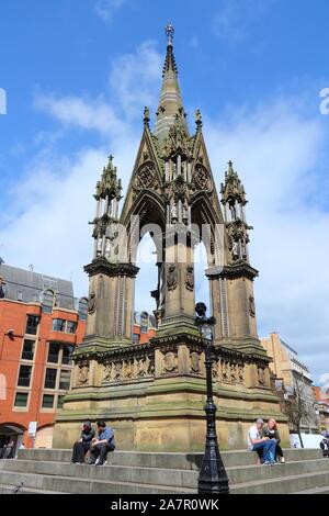 MANCHESTER, Großbritannien - 23 April, 2013: die Menschen besuchen Albert Memorial in Manchester, UK. Greater Manchester ist die 3. die bevölkerungsreichste Stadt in Großbritannien (2.2 Stockfoto