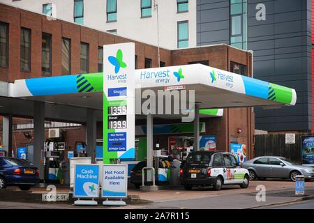 BIRMINGHAM, Großbritannien - 24 April 2013: Ernte Energie Gas Station in Birmingham, UK. Ernte Energie Unternehmen ist Teil der staatlichen Öl- Gruppe. Stockfoto