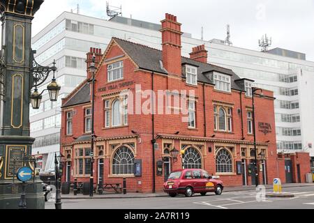 BIRMINGHAM, Großbritannien - 24 April 2013: Rose Villa Tavern Pub in Birmingham, UK. Ab 2011 gab es mehr als 50 000 Pubs in Großbritannien. Stockfoto