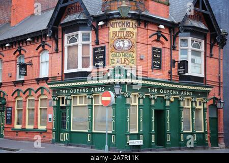 BIRMINGHAM, Großbritannien - 24 April 2013: Die Queens Arms Pub in Birmingham, UK. Ab 2011 gab es mehr als 50 000 Pubs in Großbritannien. Stockfoto