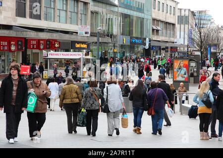 BIRMINGHAM, Großbritannien - 24 April 2013: Leute shop Downtown in Birmingham, UK. Birmingham ist die bevölkerungsreichste britische Stadt außerhalb von London mit 1,07 Millionen Stockfoto