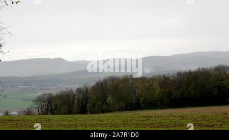 Die herbstlichen Nebel über der Landschaft Stockfoto