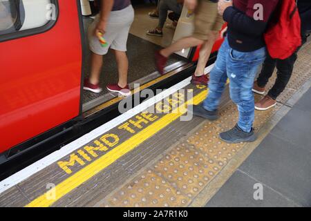 Die Londoner U-Bahn öffentliche Verkehrsmittel Warnung: Mind the gap. Stockfoto