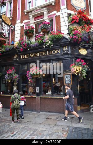 LONDON, Großbritannien - 14 Juli, 2019: The White Lion Pub in Covent Garden, London. Es gibt mehr als 7.000 Pubs in London. Stockfoto