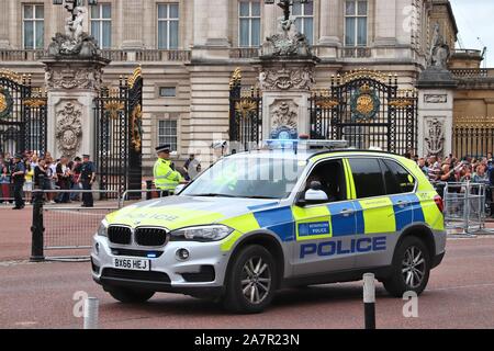 LONDON, UK - 15. JULI 2019: Britische Polizei BMW Auto vor dem Buckingham Palace, London. Metropolitan Police Service hat 31.000 Polizisten in Gr Stockfoto