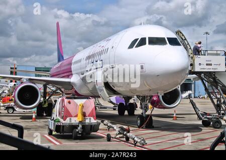 LUTON, Großbritannien - 12 Juli, 2019: Wizz Air Airbus A320 am Flughafen London Luton in Großbritannien. Es ist in Großbritannien 5 verkehrsreichsten Flughafen Mit 16,5 Millionen Fluggästen. Stockfoto