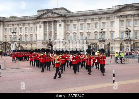 LONDON, UK - 15. JULI 2019: Royal Guards Orchester während Wachablösung Zeremonie vor dem Buckingham Palace, London. Stockfoto