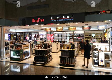 TAIPEI, Taiwan - Dezember 5, 2018: Tabak- und Spirituosengeschäft im Duty Free Zone in Taoyuan International Airport in der Nähe von Taipei, Taiwan. Es ist Taiwan lar Stockfoto