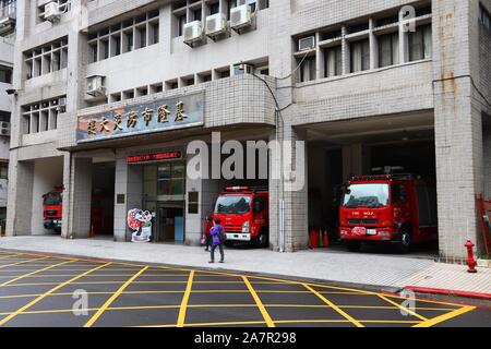 KEELUNG, TAIWAN - November 23, 2018: Fire Station in Keelung, Taiwan. Mitsubishi Fuso, Isuzu und MAN Lkw. Stockfoto