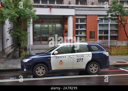 KEELUNG, TAIWAN - 23. NOVEMBER 2018: Mitsubishi Outlander SUV Streifenwagen der Polizei in Taiwan Keelung, Taiwan. Stockfoto