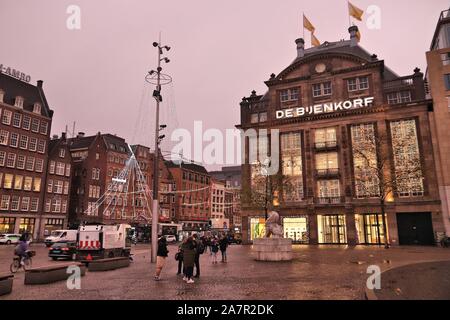 AMSTERDAM, NIEDERLANDE, 6. DEZEMBER 2017: De Bijenkorf Flaggschiff Kaufhaus in Amsterdam, Niederlande. De Bijenkorf ist eine niederländische Kette von high end Stockfoto