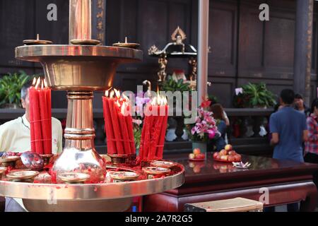 Taipei Longshan Tempel in Taiwan. Chinese Folk religion Sehenswürdigkeit. Kerzen Schrein. Stockfoto