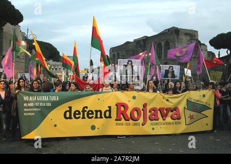 Italien, Rom, 1. November 2019: Nationale Demonstration der Solidarität mit dem kurdischen Volk, gegen die militärische Angriff im Nordosten der Türkei zu protestieren Stockfoto