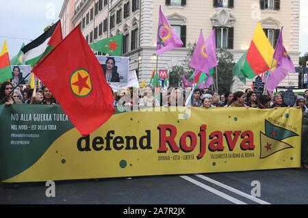 Italien, Rom, 1. November 2019: Nationale Demonstration der Solidarität mit dem kurdischen Volk, gegen die militärische Angriff im Nordosten der Türkei zu protestieren Stockfoto