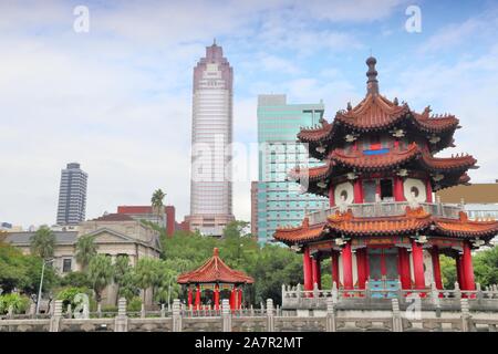 Taipei City Skyline in Taiwan. Blick von 2/28 Peace Park in Zhongzheng District. Stockfoto