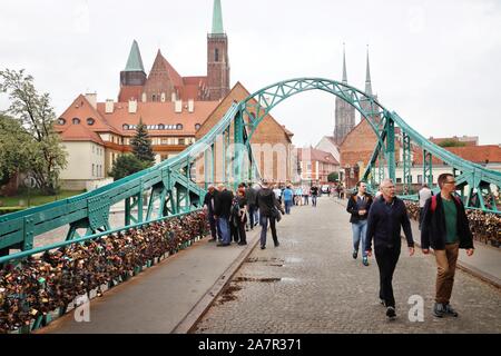 WROCLAW, Polen - 11. MAI 2018: die Menschen besuchen Ostrow Tumski Insel in Wroclaw, Polen. Breslau ist die viertgrößte Stadt in Polen mit 632,067 Menschen (2. Stockfoto