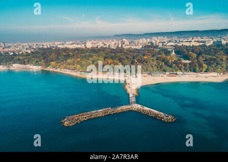 Varna, Bulgarien Stadtbild, Antenne drone Blick über die Skyline der Stadt. Stockfoto