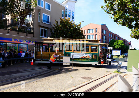 Powell und Mason cable car an der Umdrehung um das Bay Street, San Francisco, Kalifornien, Vereinigte Staaten von Amerika Stockfoto