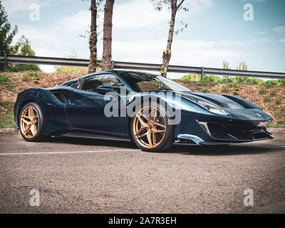 MONTMELO, Spanien - September 29, 2019: Blau Ferrari 488 Spider auf den Straßen der Stadt Stockfoto