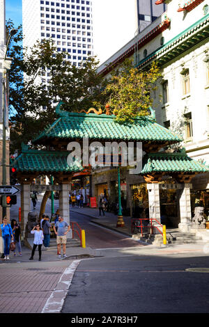 Das Dragon Gate, Eingang zu Chinatown in San Francisco, Kalifornien, Vereinigte Staaten von Amerika Stockfoto