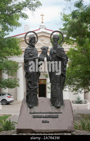 Sewastopol, Krim, Russland - Juli 24, 2019: Denkmal an die Heiligen gleich dem Apostel Cyrill und Methodius vor der Peter und Paul Kathedrale in t Stockfoto