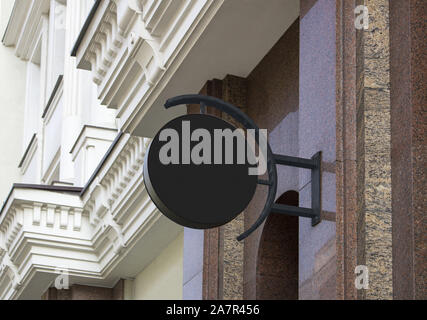 Blank schwarz außen runde Box mockup auf Marmor Wand Stockfoto