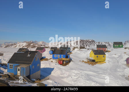 Bunte Häuser im Frühling in Grönland Stockfoto