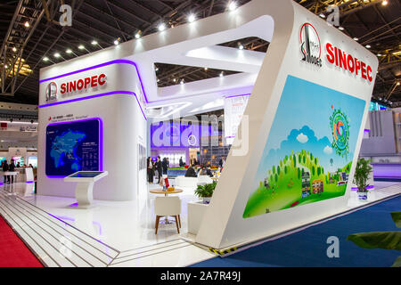 ---- Leute besuchen Sie den Stand von Sinopec (China Petroleum & Chemical Corporation) während der Expo in Shanghai, China, 1. April 2019. Sinopec hat Dis Stockfoto